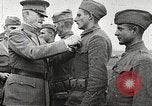 Standbild John Pershing schmückt US-Truppen Frankreich, 1918, aus Sekunde 28 historischem Filmmaterial Videoclip 65675061254