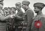 Standbild John Pershing schmückt US-Truppen Frankreich, 1918, aus Sekunde 30 historischem Filmmaterial Videoclip 65675061254