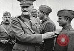 Standbild John Pershing schmückt US-Truppen Frankreich, 1918, aus Sekunde 34 historischem Filmmaterial Videoclip 65675061254