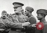 Standbild John Pershing schmückt US-Truppen Frankreich, 1918, aus Sekunde 35 historischem Filmmaterial Videoclip 65675061254