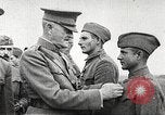 Standbild John Pershing schmückt US-Truppen Frankreich, 1918, aus Sekunde 37 historischem Filmmaterial Videoclip 65675061254