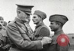 Standbild John Pershing schmückt US-Truppen Frankreich, 1918, aus Sekunde 38 historischem Filmmaterial Videoclip 65675061254