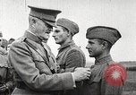 Standbild John Pershing schmückt US-Truppen Frankreich, 1918, aus Sekunde 39 historischem Filmmaterial Videoclip 65675061254