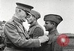 Standbild John Pershing schmückt US-Truppen Frankreich, 1918, aus Sekunde 40 historischem Filmmaterial Videoclip 65675061254