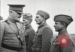 Standbild John Pershing schmückt US-Truppen Frankreich, 1918, aus Sekunde 47 historischem Filmmaterial Videoclip 65675061254