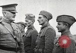 Standbild John Pershing schmückt US-Truppen Frankreich, 1918, aus Sekunde 48 historischem Filmmaterial Videoclip 65675061254