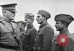 Standbild John Pershing schmückt US-Truppen Frankreich, 1918, aus Sekunde 50 historischem Filmmaterial Videoclip 65675061254