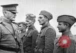 Standbild John Pershing schmückt US-Truppen Frankreich, 1918, aus Sekunde 52 historischem Filmmaterial Videoclip 65675061254