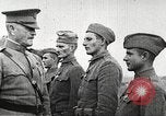 Standbild John Pershing schmückt US-Truppen Frankreich, 1918, aus Sekunde 53 historischem Filmmaterial Videoclip 65675061254