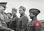 Standbild John Pershing schmückt US-Truppen Frankreich, 1918, aus Sekunde 59 historischem Filmmaterial Videoclip 65675061254