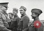 Standbild John Pershing schmückt US-Truppen Frankreich, 1918, aus Sekunde 60 historischem Filmmaterial Videoclip 65675061254