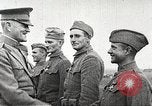Standbild John Pershing schmückt US-Truppen Frankreich, 1918, aus Sekunde 61 historischem Filmmaterial Videoclip 65675061254
