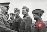 Standbild John Pershing schmückt US-Truppen Frankreich, 1918, aus Sekunde 62 historischem Filmmaterial Videoclip 65675061254
