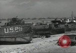 Immagine di Allied Landing Craft Normandia Francia, 1944, secondo 25 filmato di repertorio 65675061285