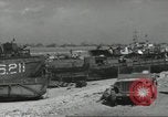 Immagine di Allied Landing Craft Normandia Francia, 1944, secondo 27 filmato di repertorio 65675061285