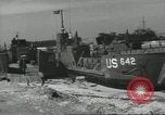 Immagine di Allied Landing Craft Normandia Francia, 1944, secondo 51 filmato di repertorio 65675061285