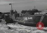 Immagine di Allied Landing Craft Normandia Francia, 1944, secondo 52 filmato di repertorio 65675061285