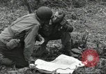 Standbild USA Soldaten Colleville-sur-Mer Normandie Frankreich, 1944, aus Sekunde 56 historischem Filmmaterial Videoclip 65675061291