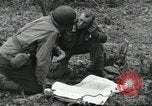 Standbild USA Soldaten Colleville-sur-Mer Normandie Frankreich, 1944, aus Sekunde 57 historischem Filmmaterial Videoclip 65675061291