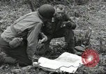 Standbild USA Soldaten Colleville-sur-Mer Normandie Frankreich, 1944, aus Sekunde 59 historischem Filmmaterial Videoclip 65675061291