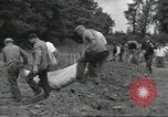 Standbild Franzosen Eterville Frankreich, 1944, aus Sekunde 41 historischem Filmmaterial Videoclip 65675061292