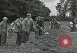 Standbild Franzosen Eterville Frankreich, 1944, aus Sekunde 53 historischem Filmmaterial Videoclip 65675061292
