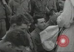 Immagine di D-Day cerimonia di sepoltura Colleville-sur-Mer Normandia Francia, 1944, secondo 7 filmato di repertorio 65675061293