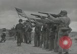 Immagine di D-Day cerimonia di sepoltura Colleville-sur-Mer Normandia Francia, 1944, secondo 26 filmato di repertorio 65675061293