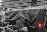 Immagine di Civili francese Parigi Francia, 1944, secondo 33 filmato di repertorio 65675061297