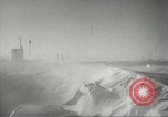 Standbild Pinguine McMurdo Sound der Antarktis, 1955, aus Sekunde 22 historischem Filmmaterial Videoclip 65675061344