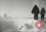 Standbild Pinguine McMurdo Sound der Antarktis, 1955, aus Sekunde 27 historischem Filmmaterial Videoclip 65675061344