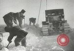 Standbild Pinguine McMurdo Sound der Antarktis, 1955, aus Sekunde 48 historischem Filmmaterial Videoclip 65675061344