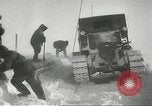 Standbild Pinguine McMurdo Sound der Antarktis, 1955, aus Sekunde 52 historischem Filmmaterial Videoclip 65675061344