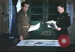 Immagine di B-17equipaggio debriefing dopo la missione Regno Unito, 1943, secondo 1 filmato di repertorio 65675061378