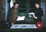 Immagine di B-17equipaggio debriefing dopo la missione Regno Unito, 1943, secondo 3 filmato di repertorio 65675061378
