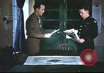 Immagine di B-17equipaggio debriefing dopo la missione Regno Unito, 1943, secondo 4 filmato di repertorio 65675061378