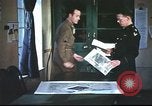 Immagine di B-17equipaggio debriefing dopo la missione Regno Unito, 1943, secondo 6 filmato di repertorio 65675061378