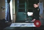 Immagine di B-17equipaggio debriefing dopo la missione Regno Unito, 1943, secondo 7 filmato di repertorio 65675061378