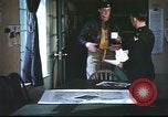Immagine di B-17equipaggio debriefing dopo la missione Regno Unito, 1943, secondo 9 filmato di repertorio 65675061378