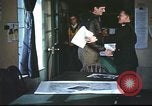 Immagine di B-17equipaggio debriefing dopo la missione Regno Unito, 1943, secondo 10 filmato di repertorio 65675061378