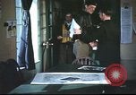 Immagine di B-17equipaggio debriefing dopo la missione Regno Unito, 1943, secondo 11 filmato di repertorio 65675061378