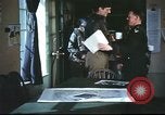 Immagine di B-17equipaggio debriefing dopo la missione Regno Unito, 1943, secondo 13 filmato di repertorio 65675061378