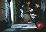 Immagine di B-17equipaggio debriefing dopo la missione Regno Unito, 1943, secondo 14 filmato di repertorio 65675061378