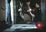 Immagine di B-17equipaggio debriefing dopo la missione Regno Unito, 1943, secondo 15 filmato di repertorio 65675061378