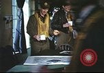 Immagine di B-17equipaggio debriefing dopo la missione Regno Unito, 1943, secondo 17 filmato di repertorio 65675061378