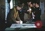 Immagine di B-17equipaggio debriefing dopo la missione Regno Unito, 1943, secondo 18 filmato di repertorio 65675061378