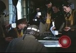 Immagine di B-17equipaggio debriefing dopo la missione Regno Unito, 1943, secondo 22 filmato di repertorio 65675061378