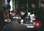 Immagine di B-17equipaggio debriefing dopo la missione Regno Unito, 1943, secondo 27 filmato di repertorio 65675061378