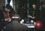 Immagine di B-17equipaggio debriefing dopo la missione Regno Unito, 1943, secondo 28 filmato di repertorio 65675061378