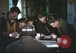 Immagine di B-17equipaggio debriefing dopo la missione Regno Unito, 1943, secondo 29 filmato di repertorio 65675061378